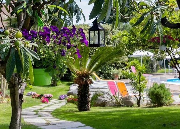 アパートホテル Pool & Garden 3*