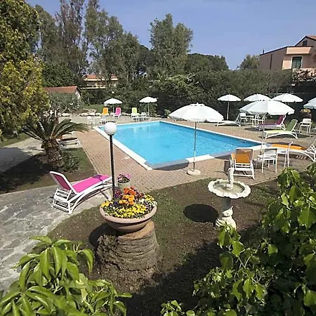 מלון דירות Pool & Garden 3*