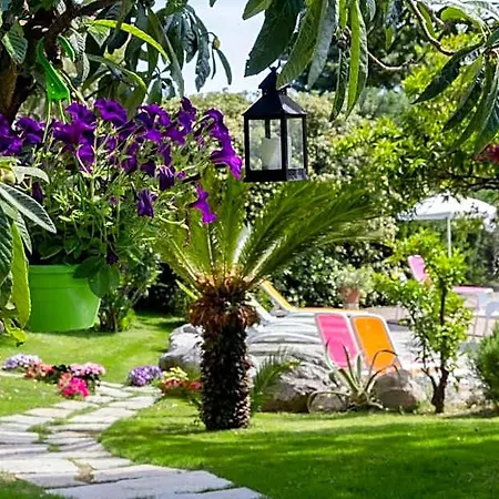 מלון דירות Pool & Garden 3*