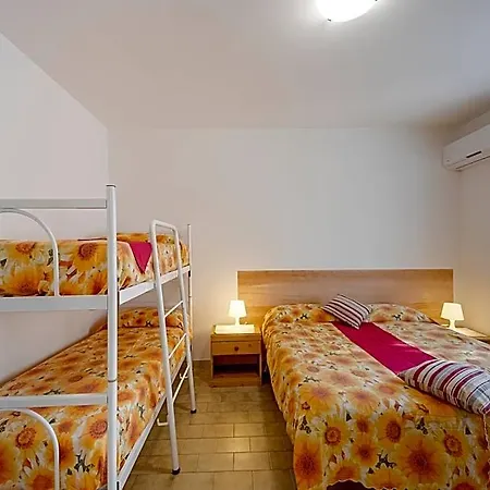 מלון דירות Pool & Garden 3*