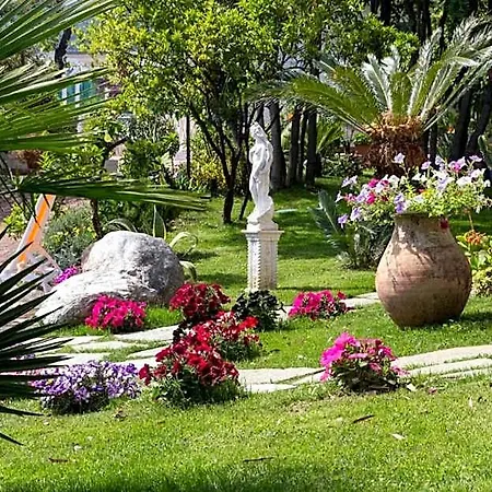 מלון דירות Pool & Garden