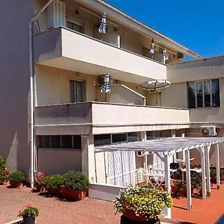 Pool & Garden 3* לואנו