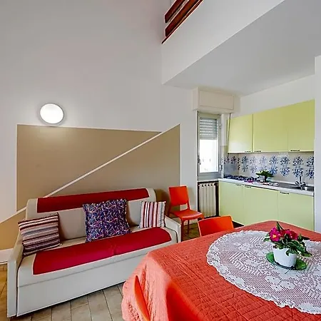 מלון דירות Pool & Garden 3*