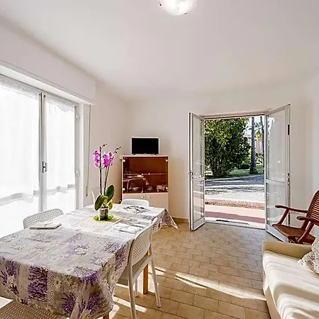 מלון דירות Pool & Garden 3*