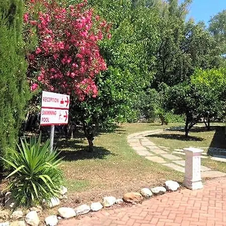 מלון דירות Pool & Garden