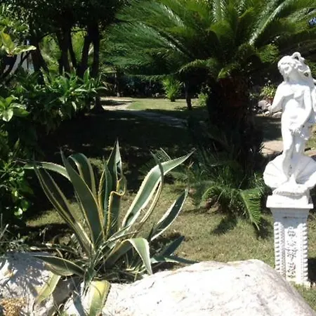 Pool & Garden מלון דירות 3*