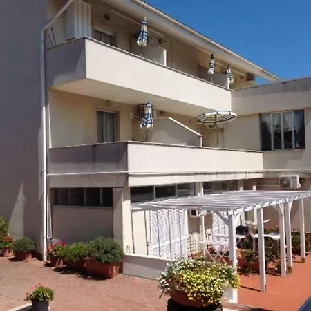 Pool & Garden 3* לואנו
